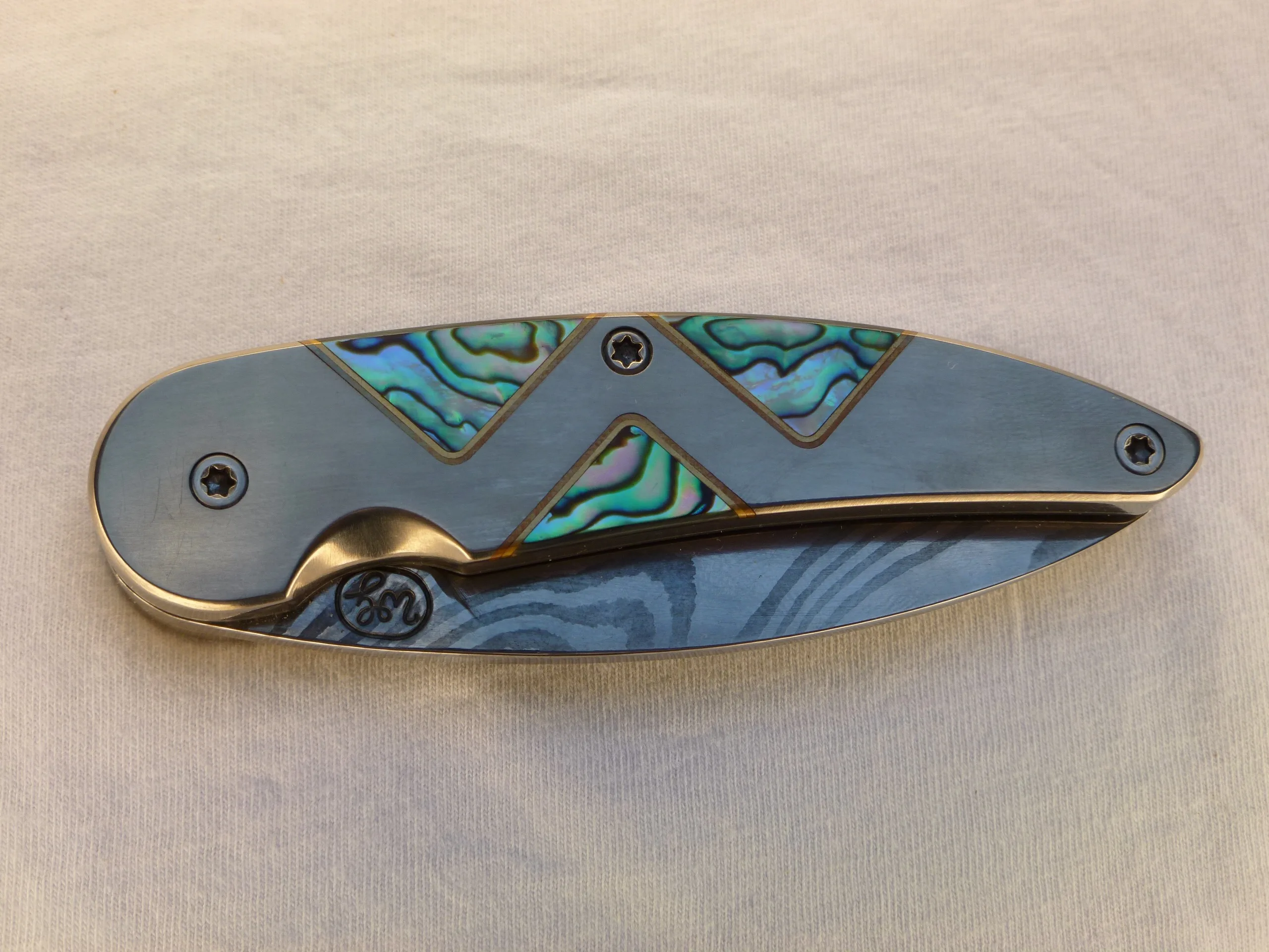 Handgefertigtes Damast-Taschenmesser als Einzelstück