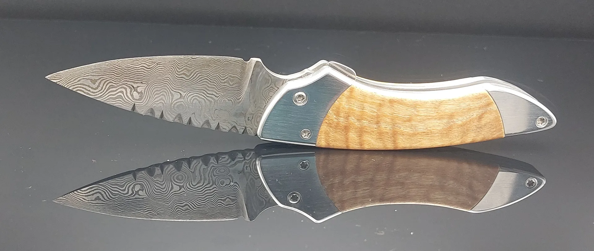 Handgefertigtes Damast-Taschenmesser – VG-Messer