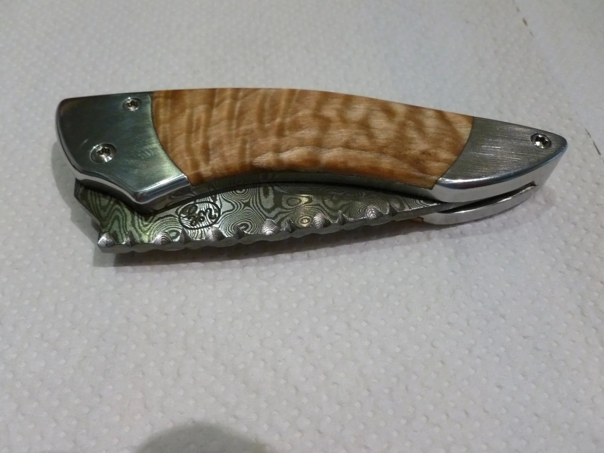 Handgefertigtes Damast-Taschenmesser – VG-Messer