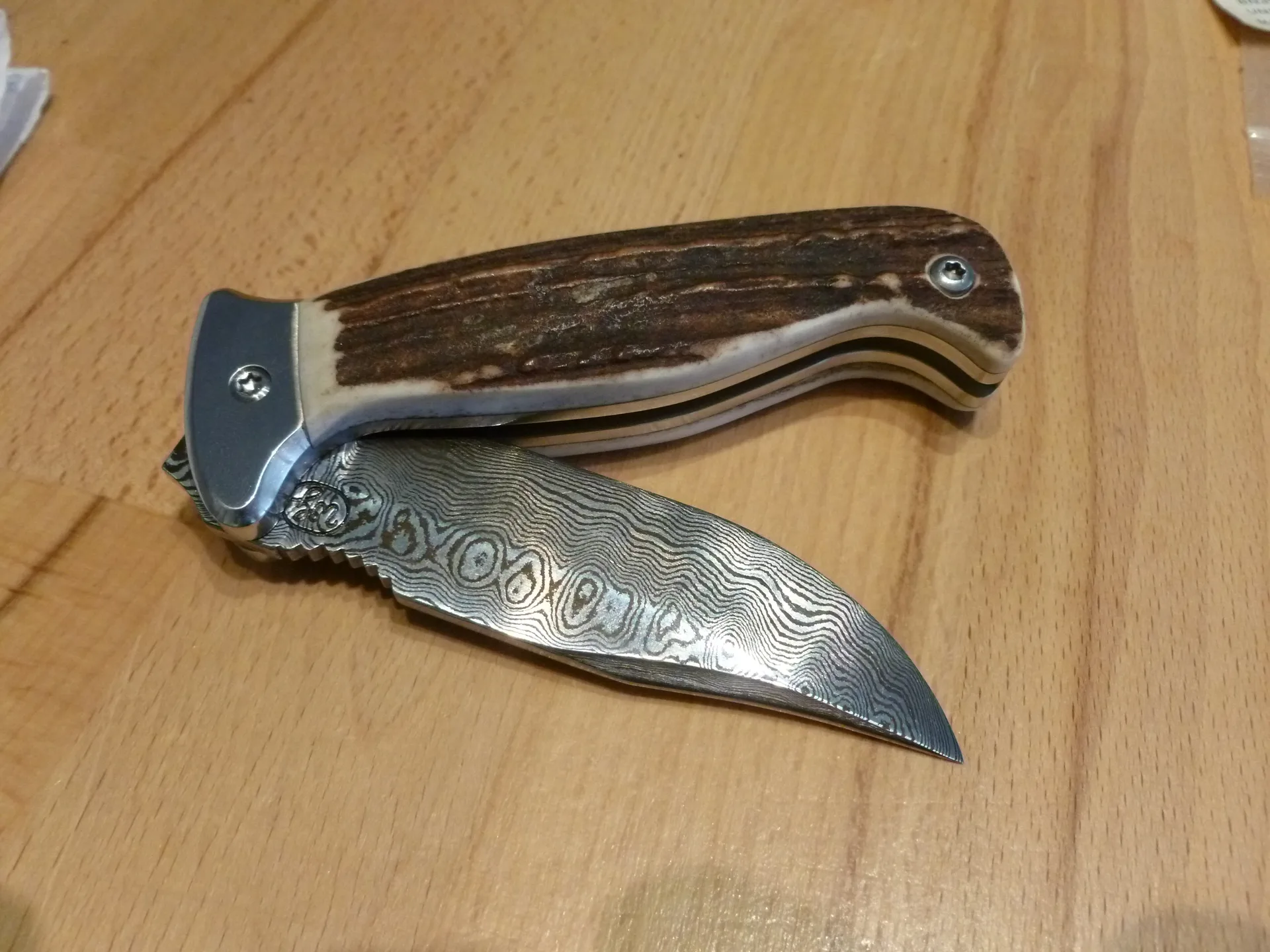 Handgefertigtes Damast-Taschenmesser – VG-Messer