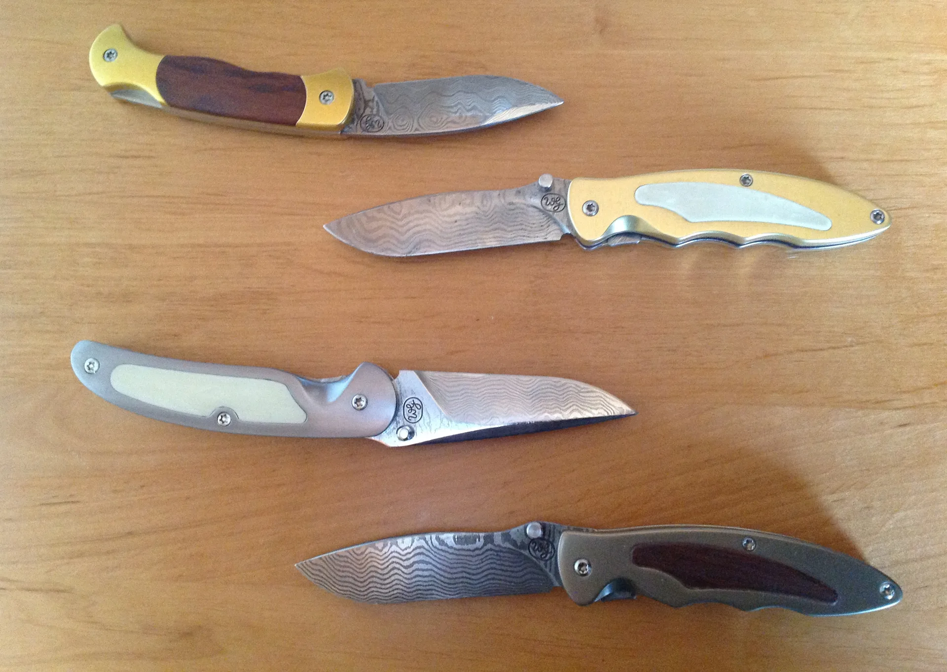 Handgefertigtes Damast-Taschenmesser – VG-Messer