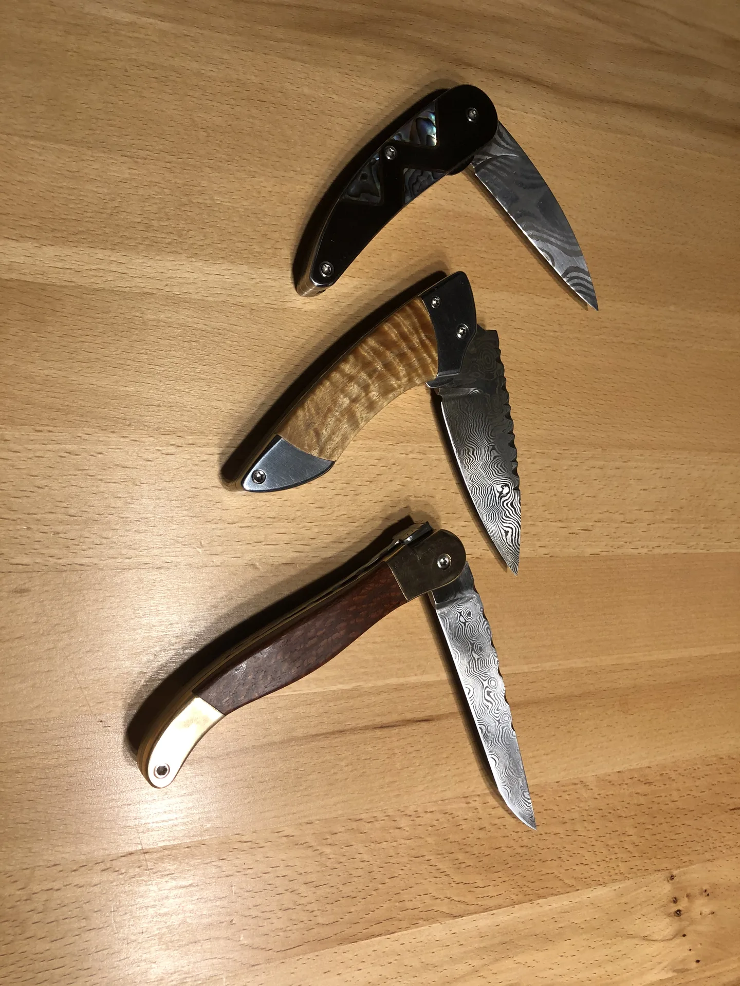 Handgefertigtes Damast-Taschenmesser – VG-Messer