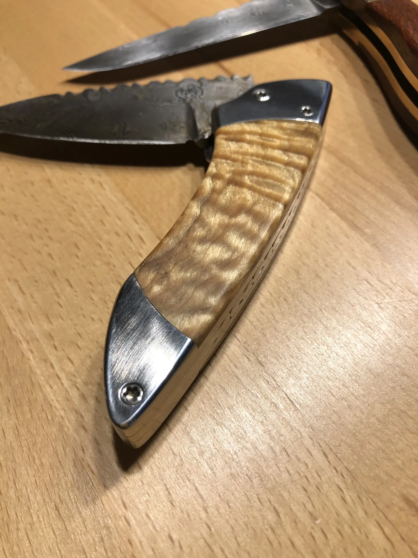 Handgefertigtes Damast-Taschenmesser – VG-Messer