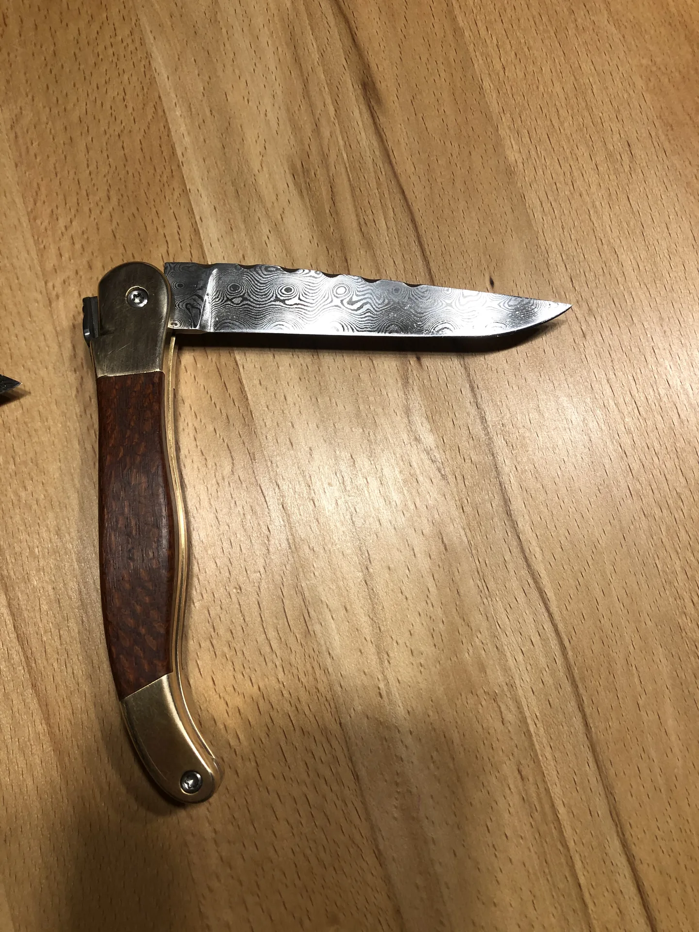 Handgefertigtes Damast-Taschenmesser – VG-Messer