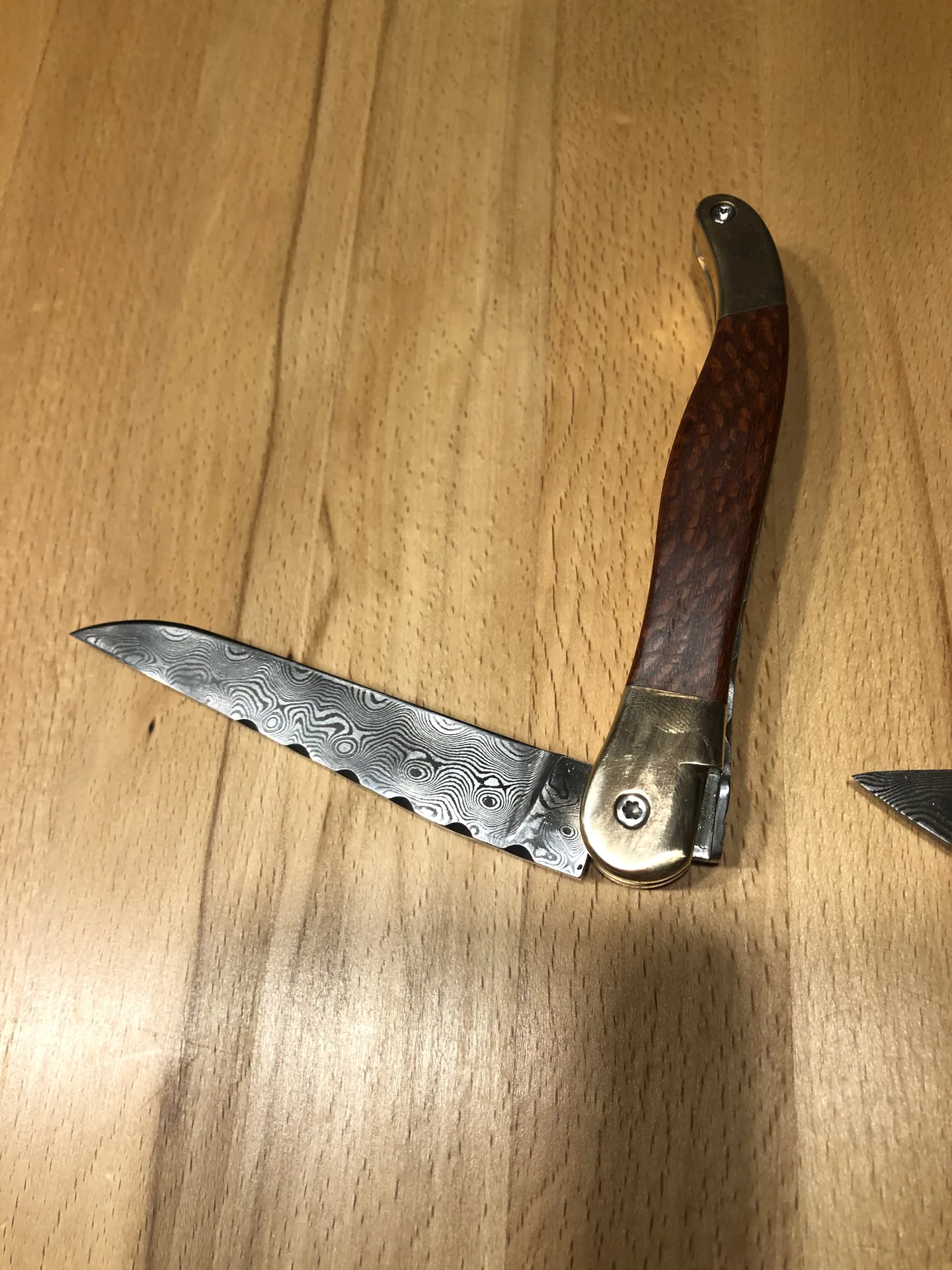 Handgefertigtes Damast-Taschenmesser – VG-Messer