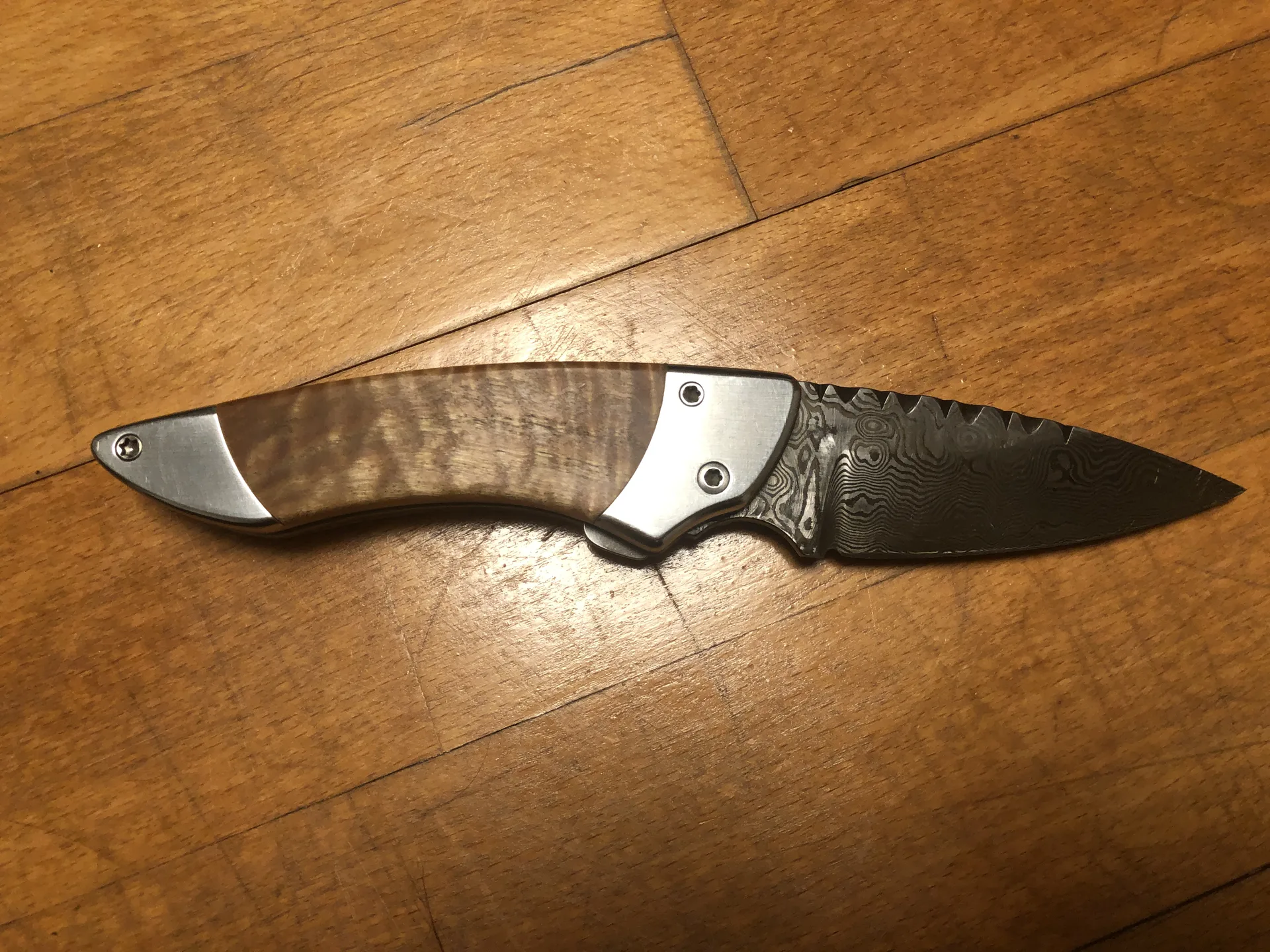 Handgefertigtes Damast-Taschenmesser – VG-Messer