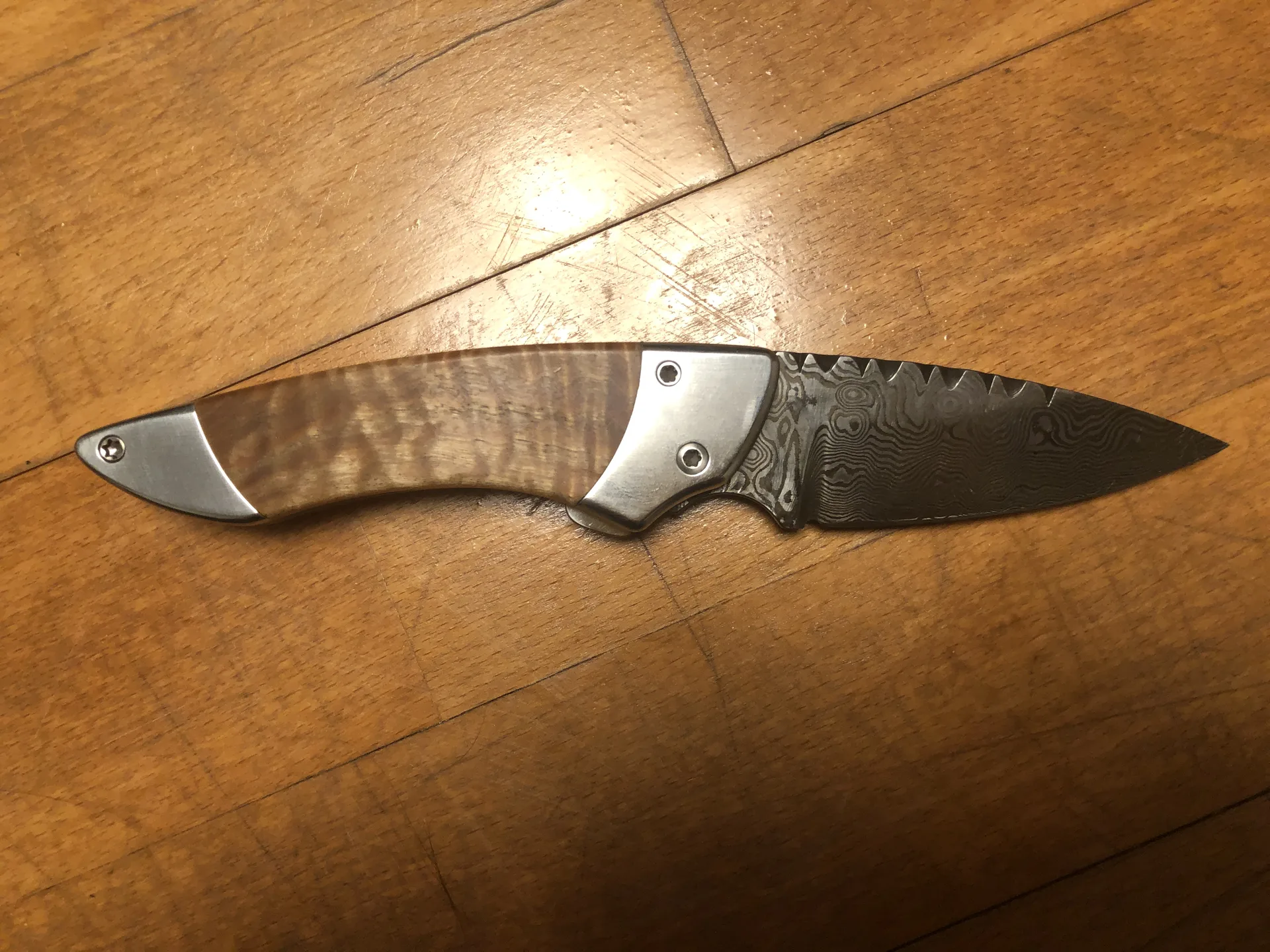 Handgefertigtes Damast-Taschenmesser – VG-Messer