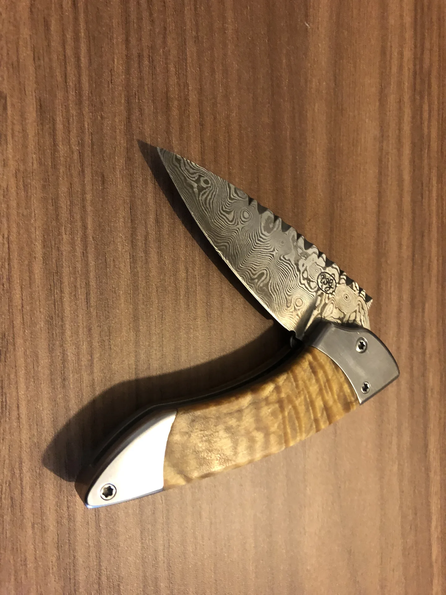 Handgefertigtes Damast-Taschenmesser – VG-Messer