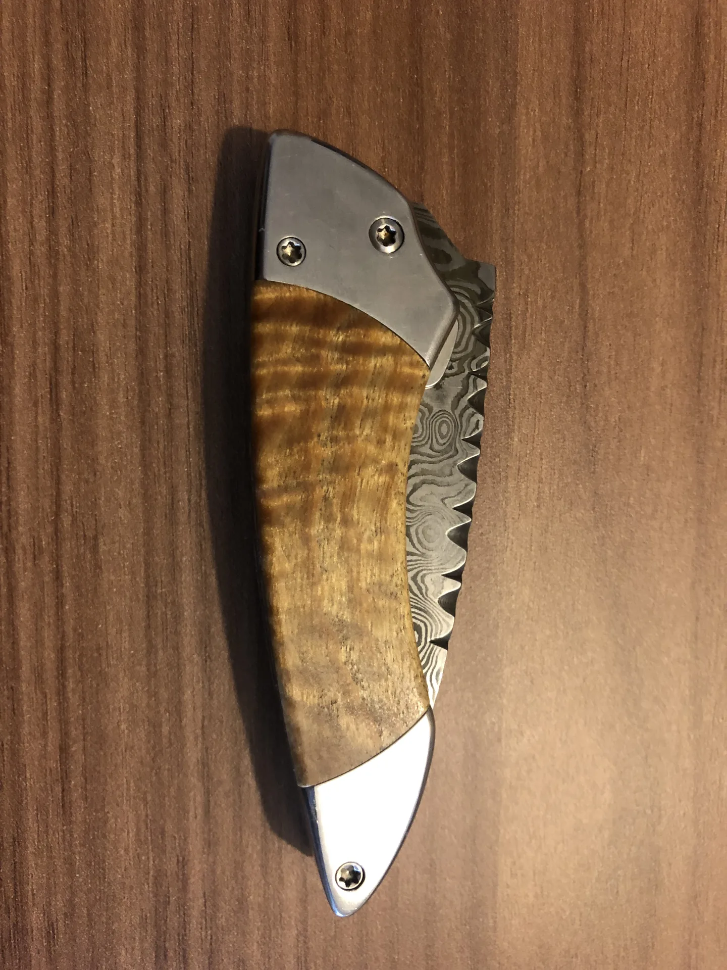 Handgefertigtes Damast-Taschenmesser – VG-Messer