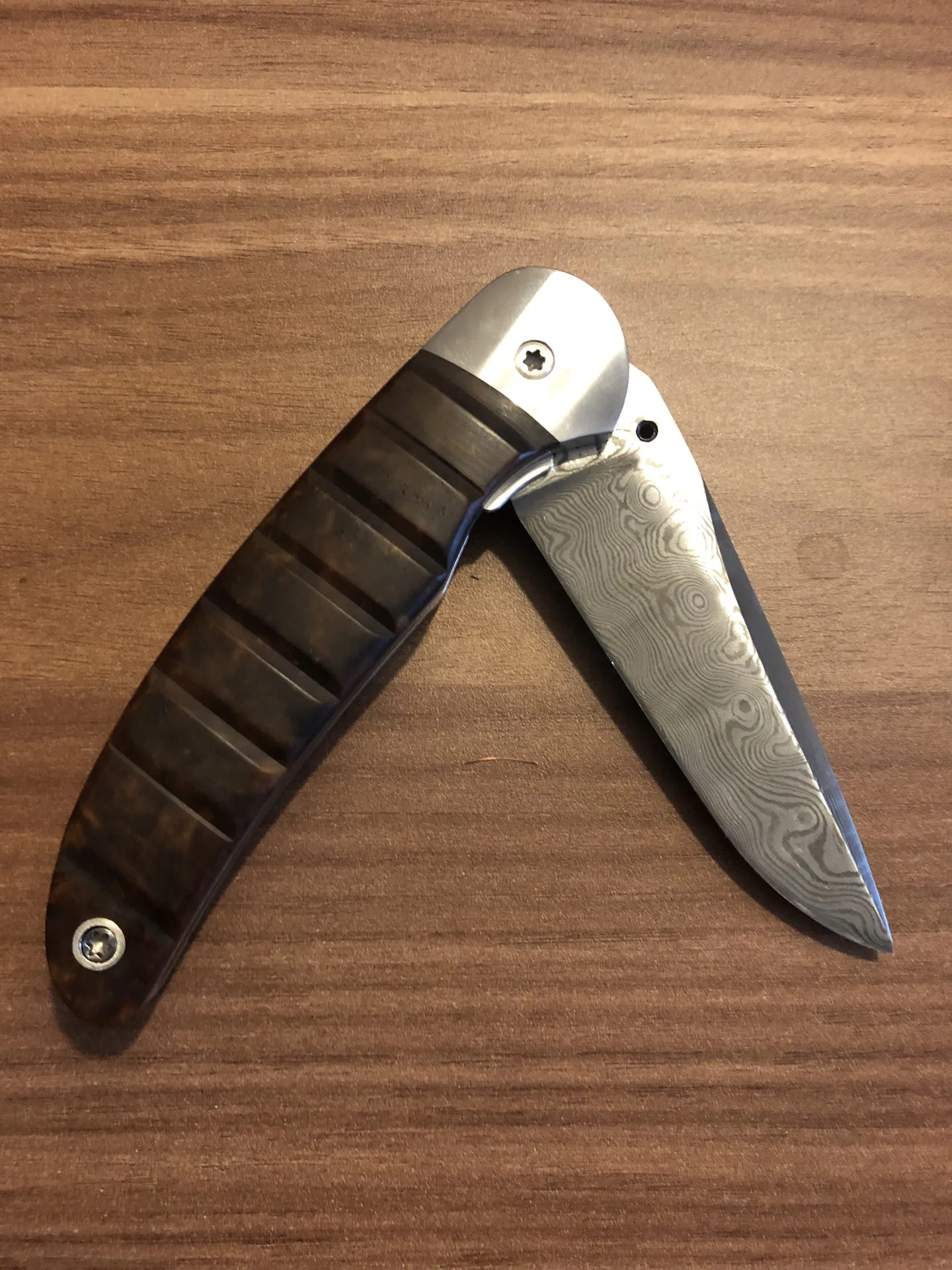 Handgefertigtes Damast-Taschenmesser – VG-Messer