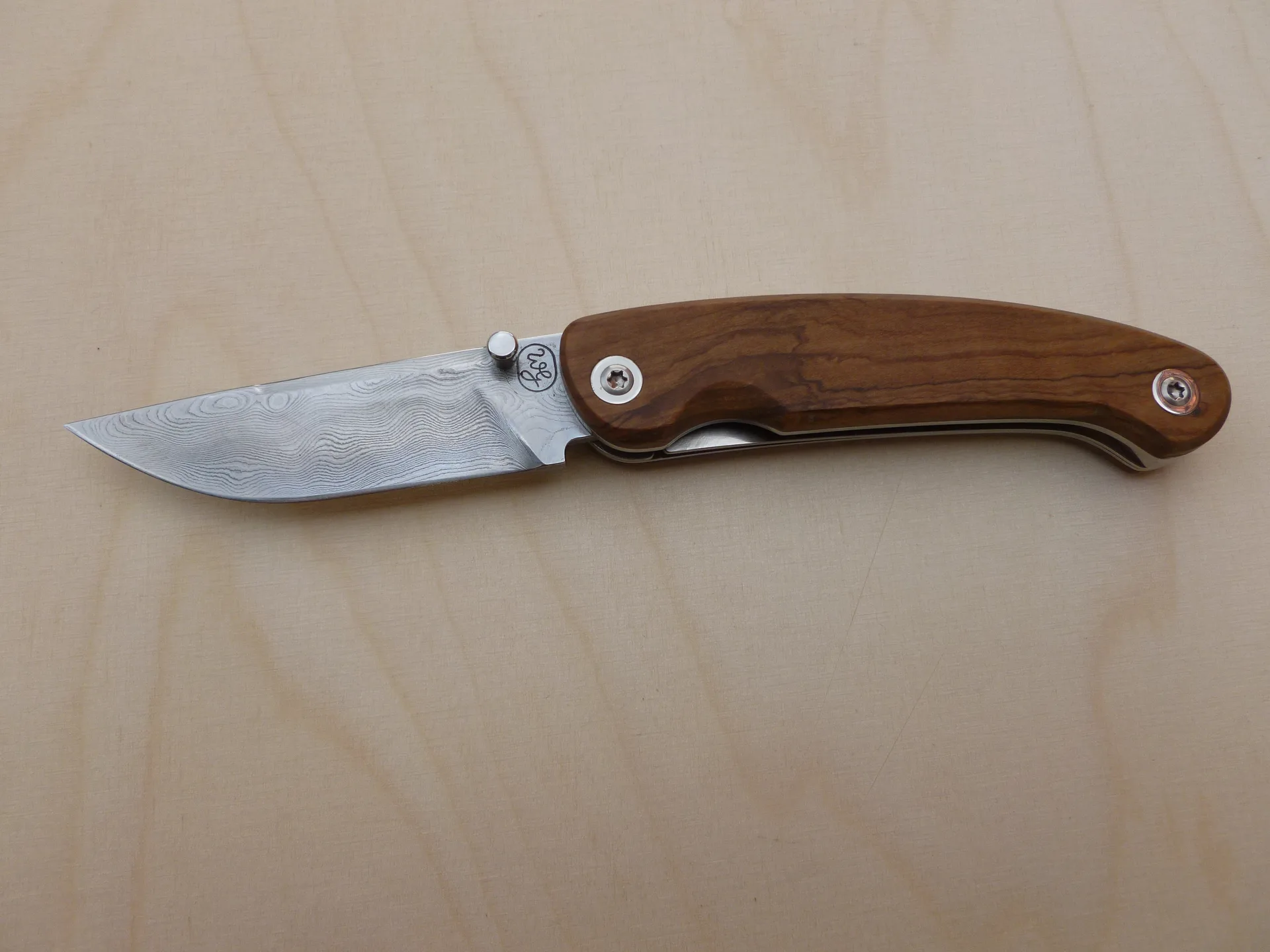 Handgefertigtes Damast-Taschenmesser – VG-Messer