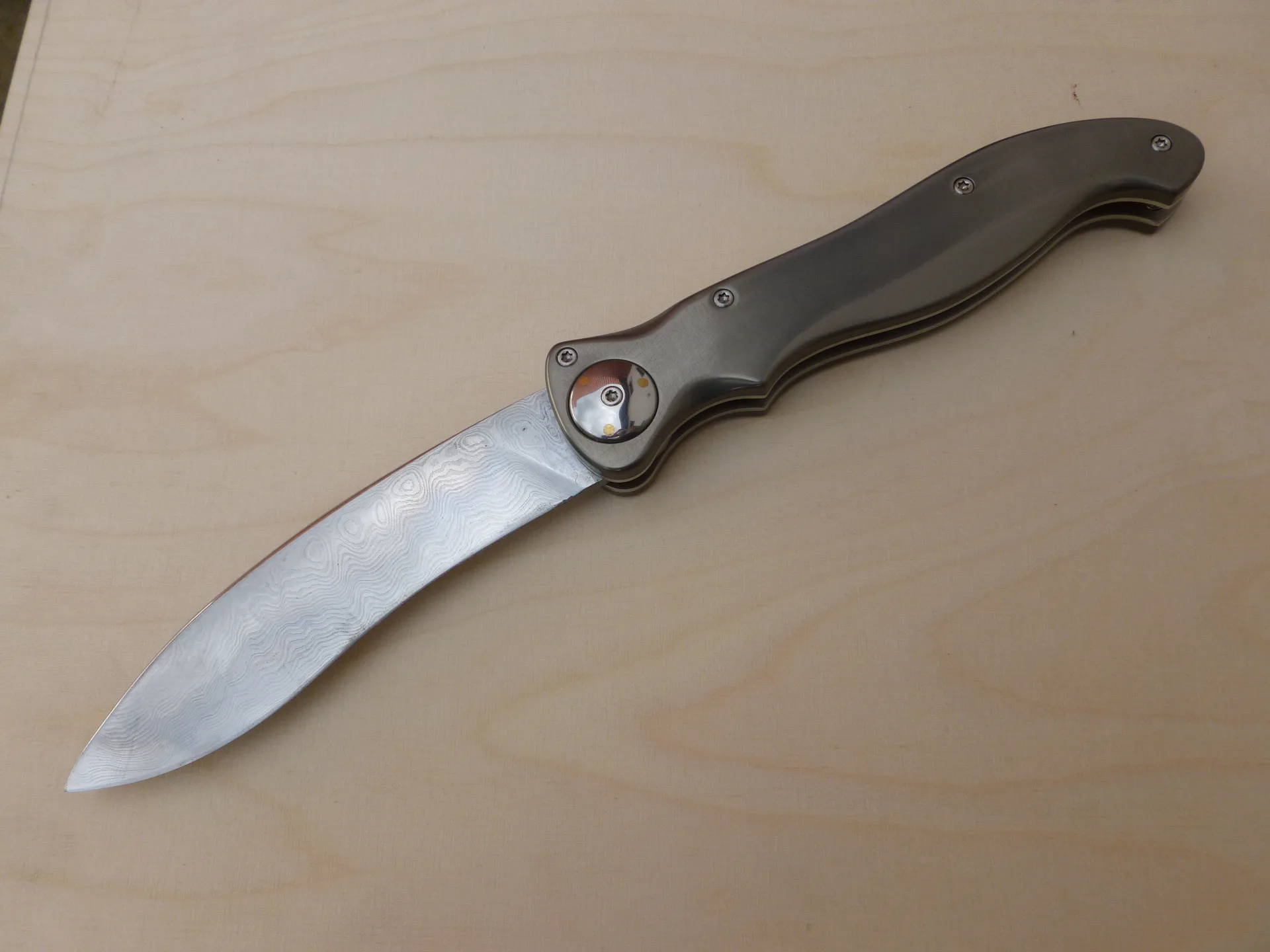 Handgefertigtes Damast-Taschenmesser – VG-Messer