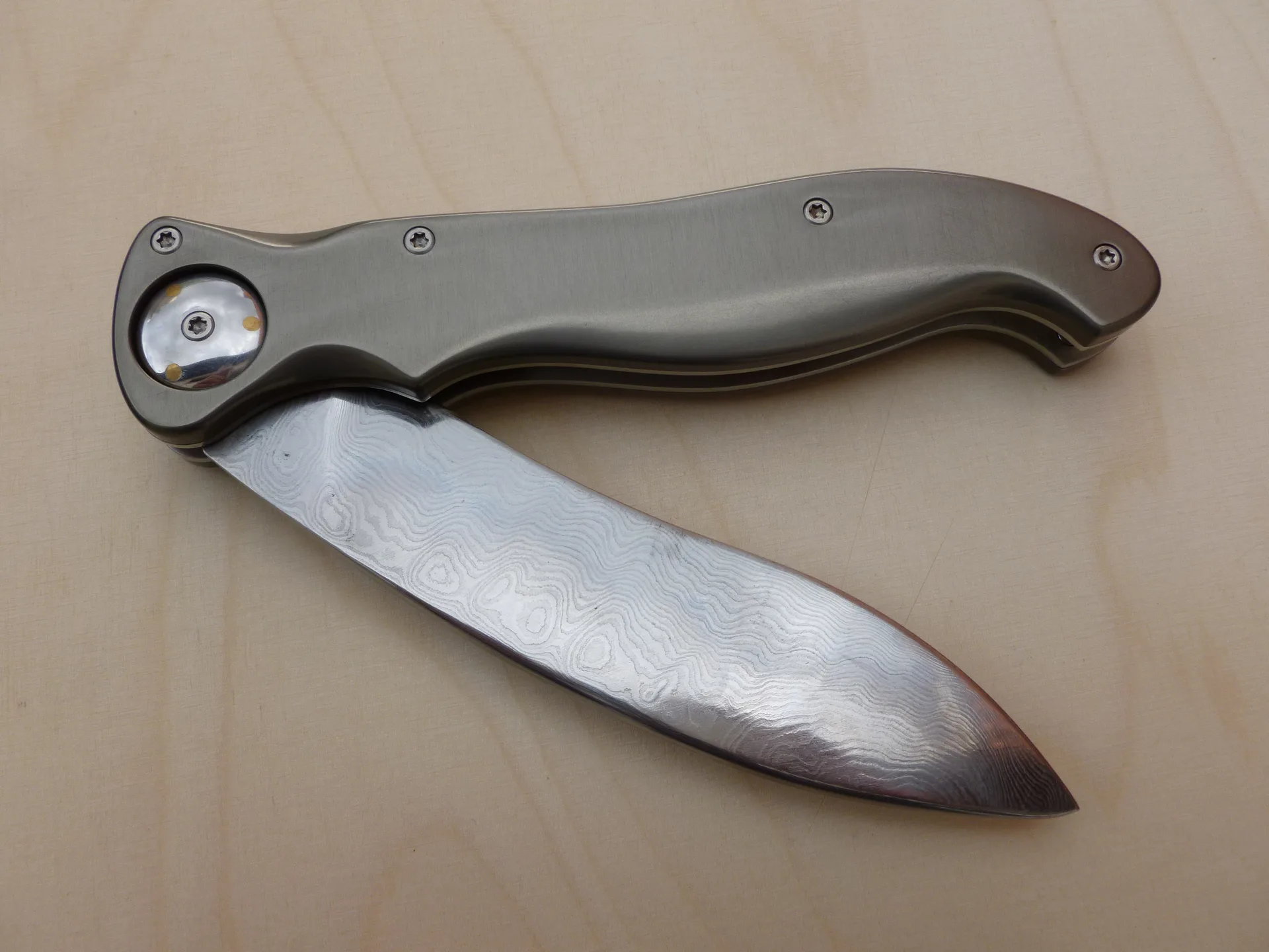 Handgefertigtes Damast-Taschenmesser – VG-Messer