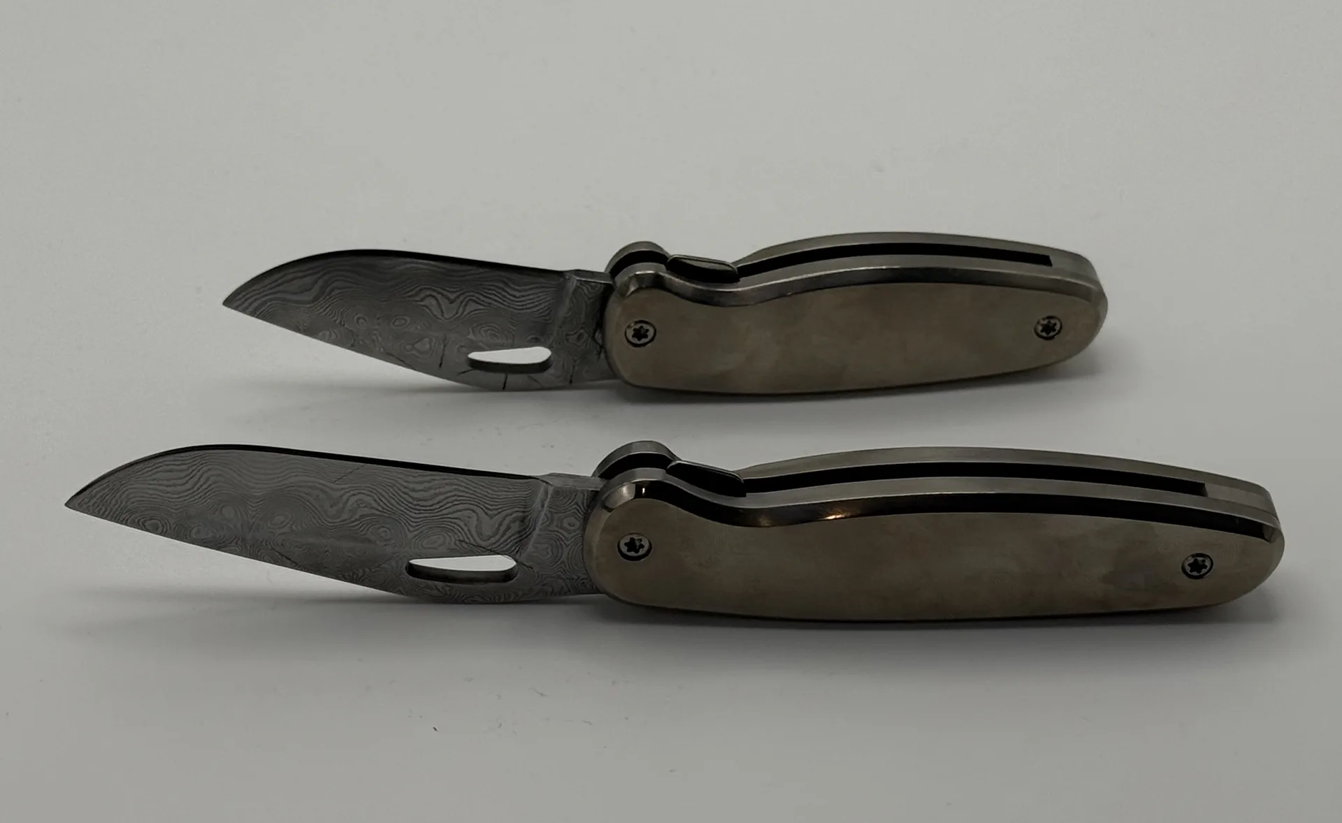 Handgefertigtes Damast-Taschenmesser – VG-Messer