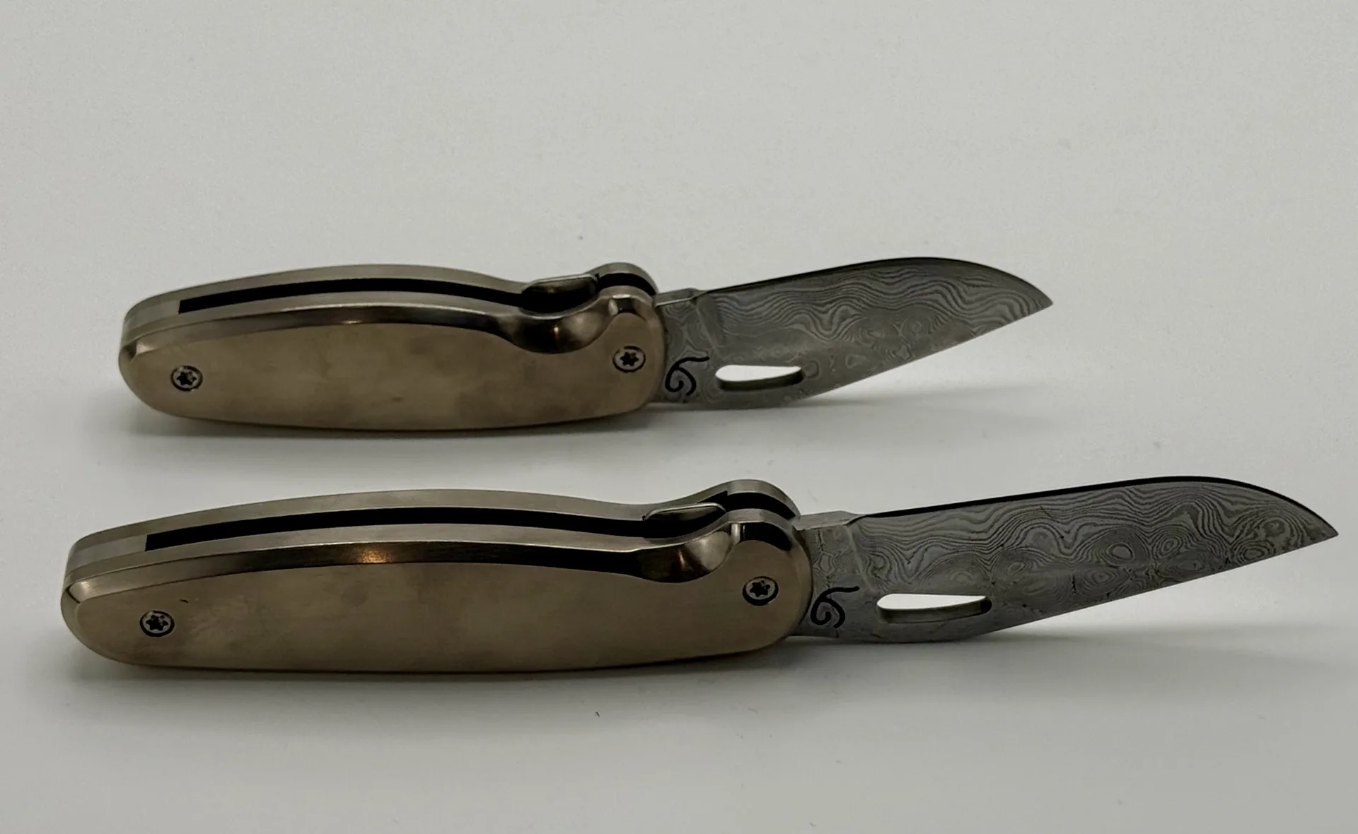 Handgefertigtes Damast-Taschenmesser – VG-Messer