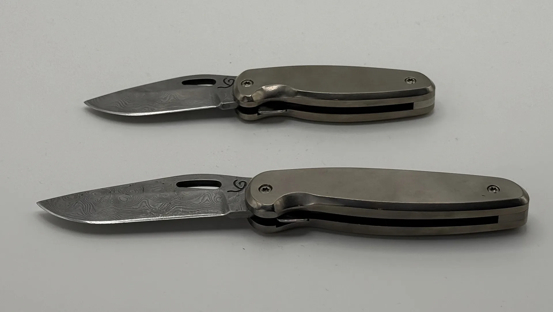 Handgefertigtes Damast-Taschenmesser – VG-Messer