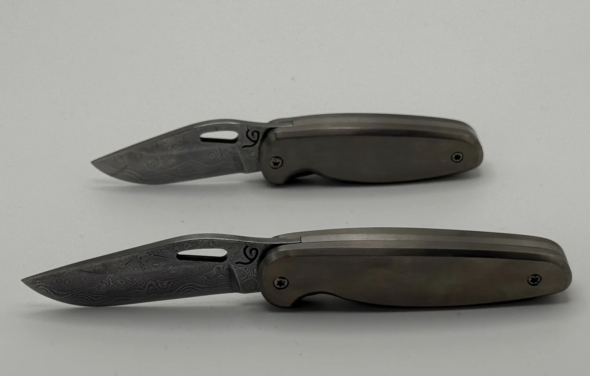 Handgefertigtes Damast-Taschenmesser – VG-Messer