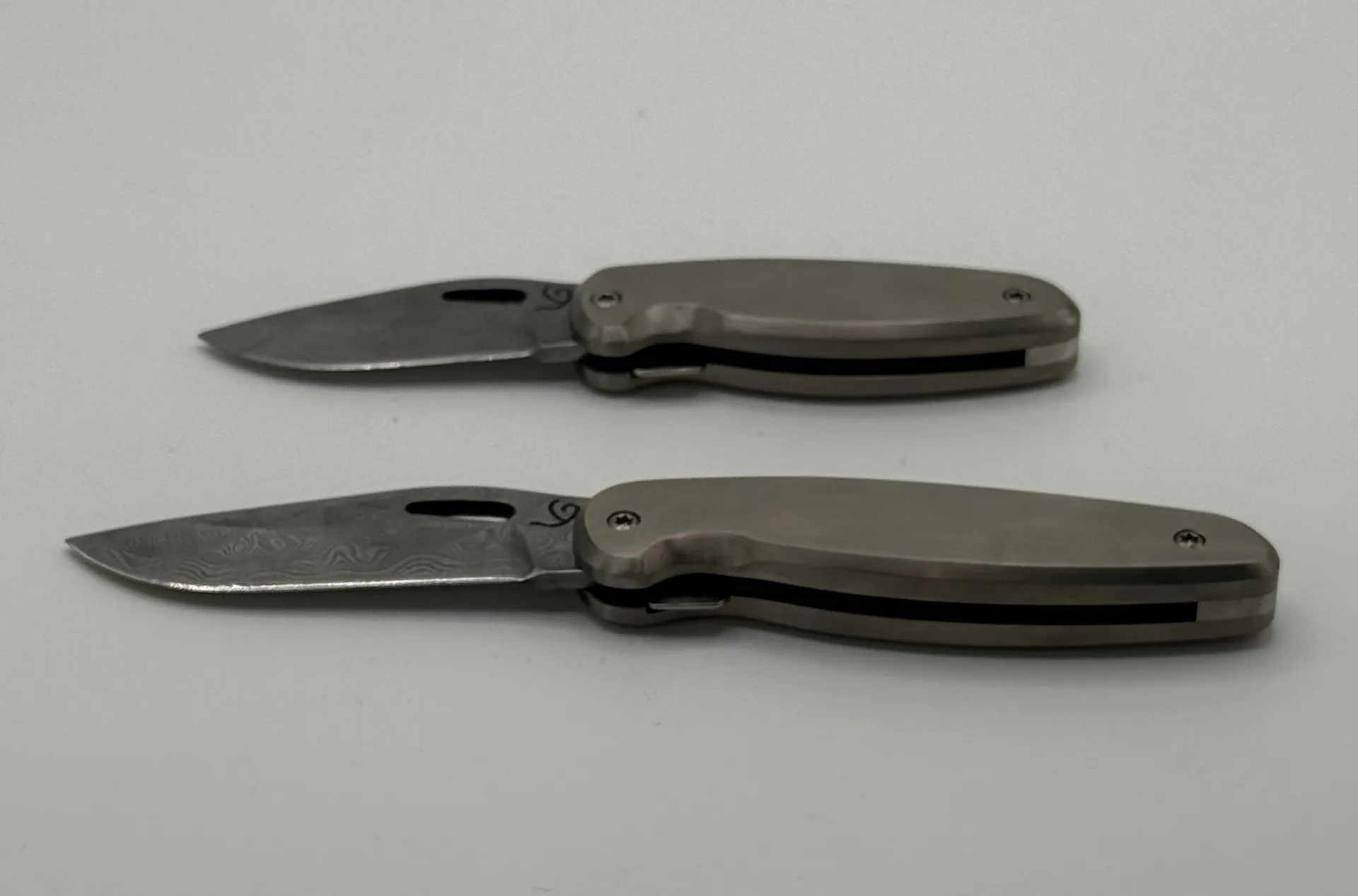 Handgefertigtes Damast-Taschenmesser – VG-Messer